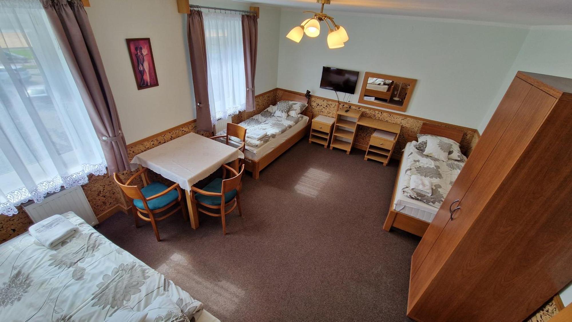 Goscinne Przy Sadzie Apartment *